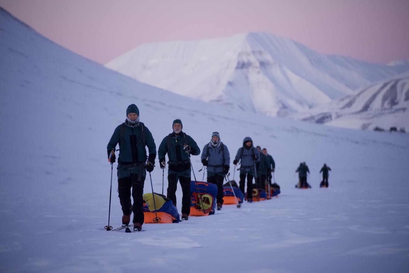 Deltagere på ski i Svalbard