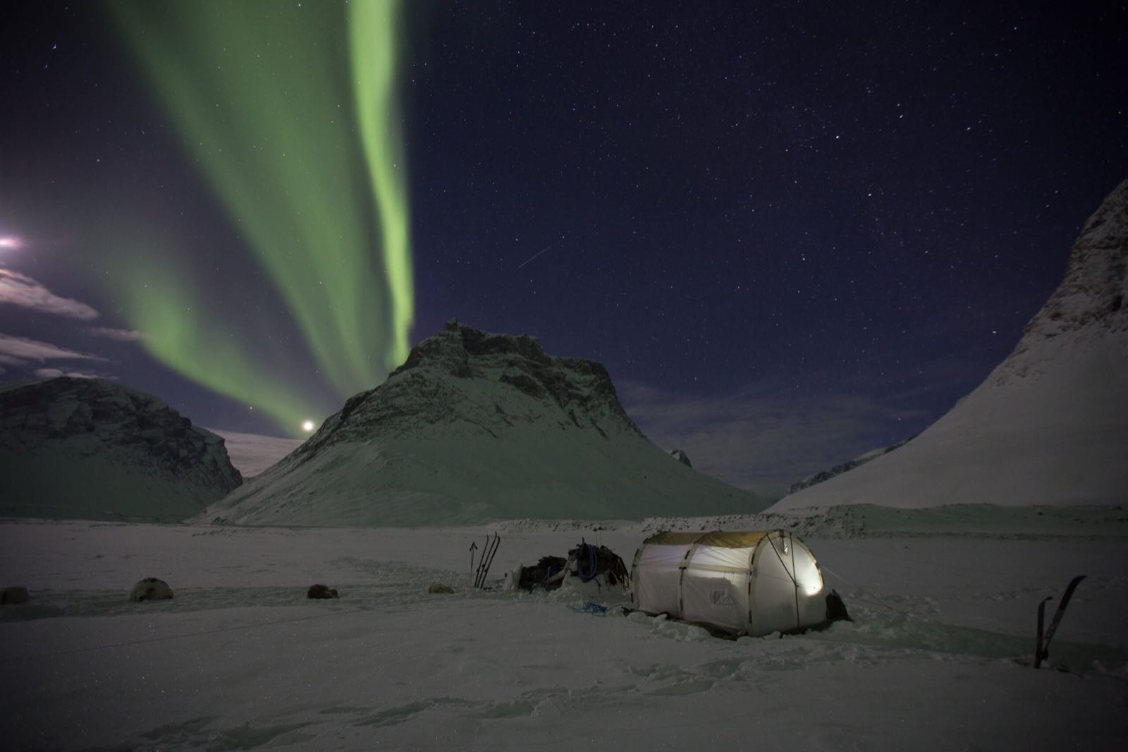 Nordlys over ekspeditionslejr i Svalbard